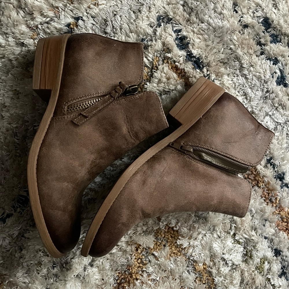 Women’s size 7.5 flat ankle brown leather booties